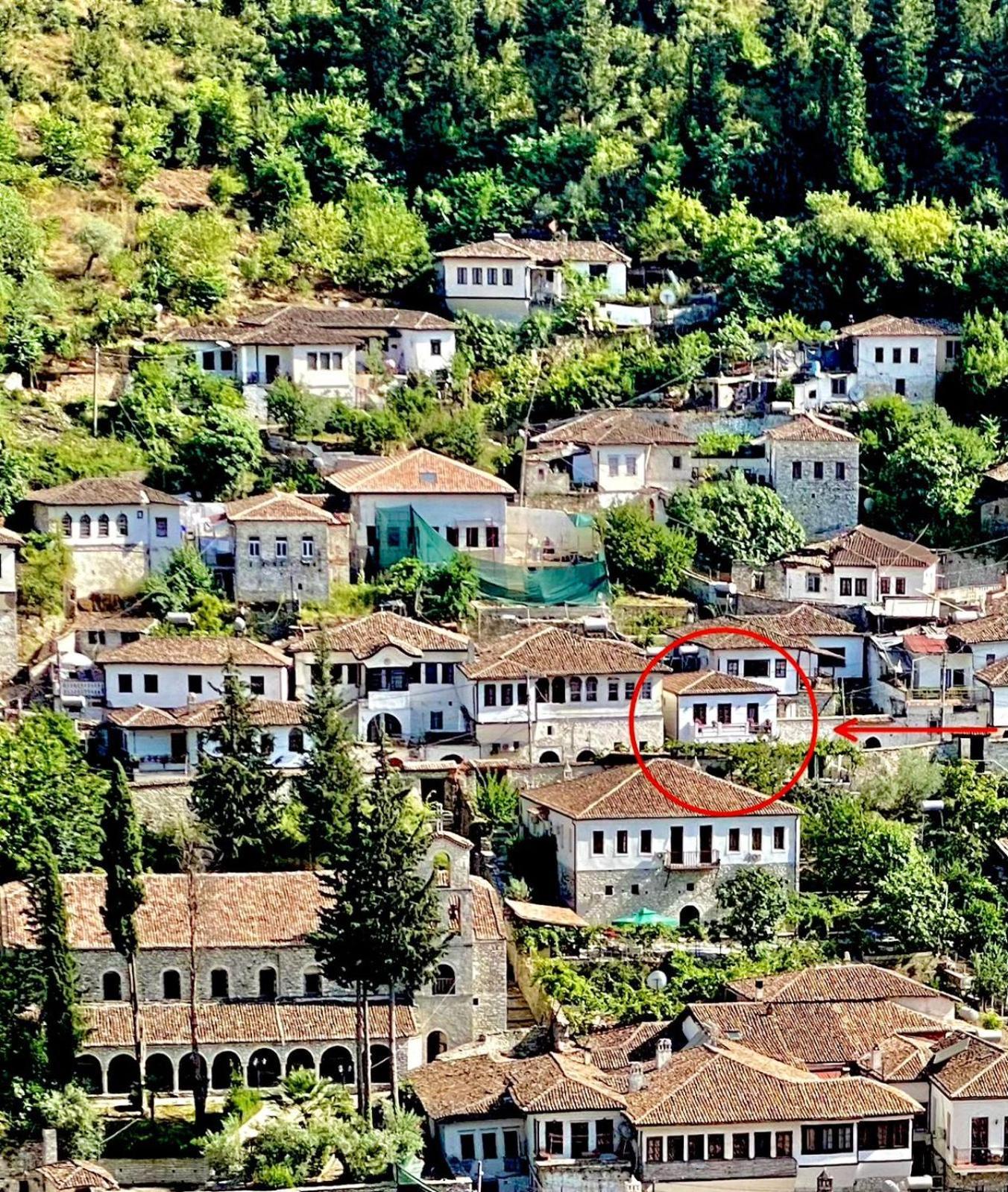 Oda E Skulptorit-Unesco Quarter Berat Exterior photo